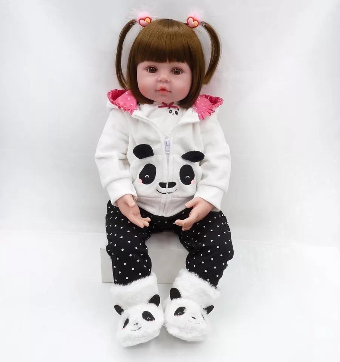 Reborn baby pop Leonie - 48 cm - Meisje met panda outfit, speen, fles - Soft silicone - Levensechte babypop